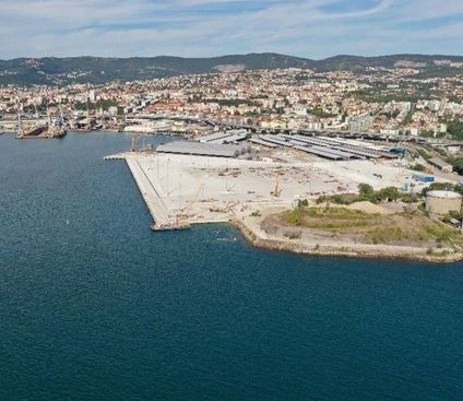 pdfvg's tweet photo. ⚓️ Il #Governo dà via libera ad accordo per ingresso di compagnia pubblica di logistica del porto di #Amburgo #HamburgerHafen in società #Piattaformalogistica di #Trieste. Investimenti che danno lavoro a tutto #FVG 👇
https://t.co/mGJIshR0Ak https://t.co/p9U4gfeZfZ