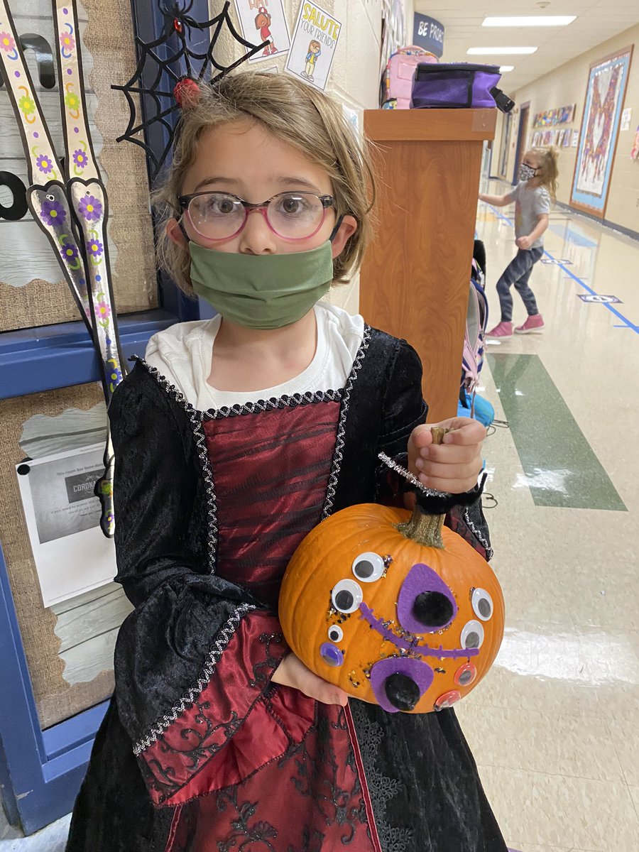 MocksClassRocks's tweet image. Look at these scary good pumpkin designs!