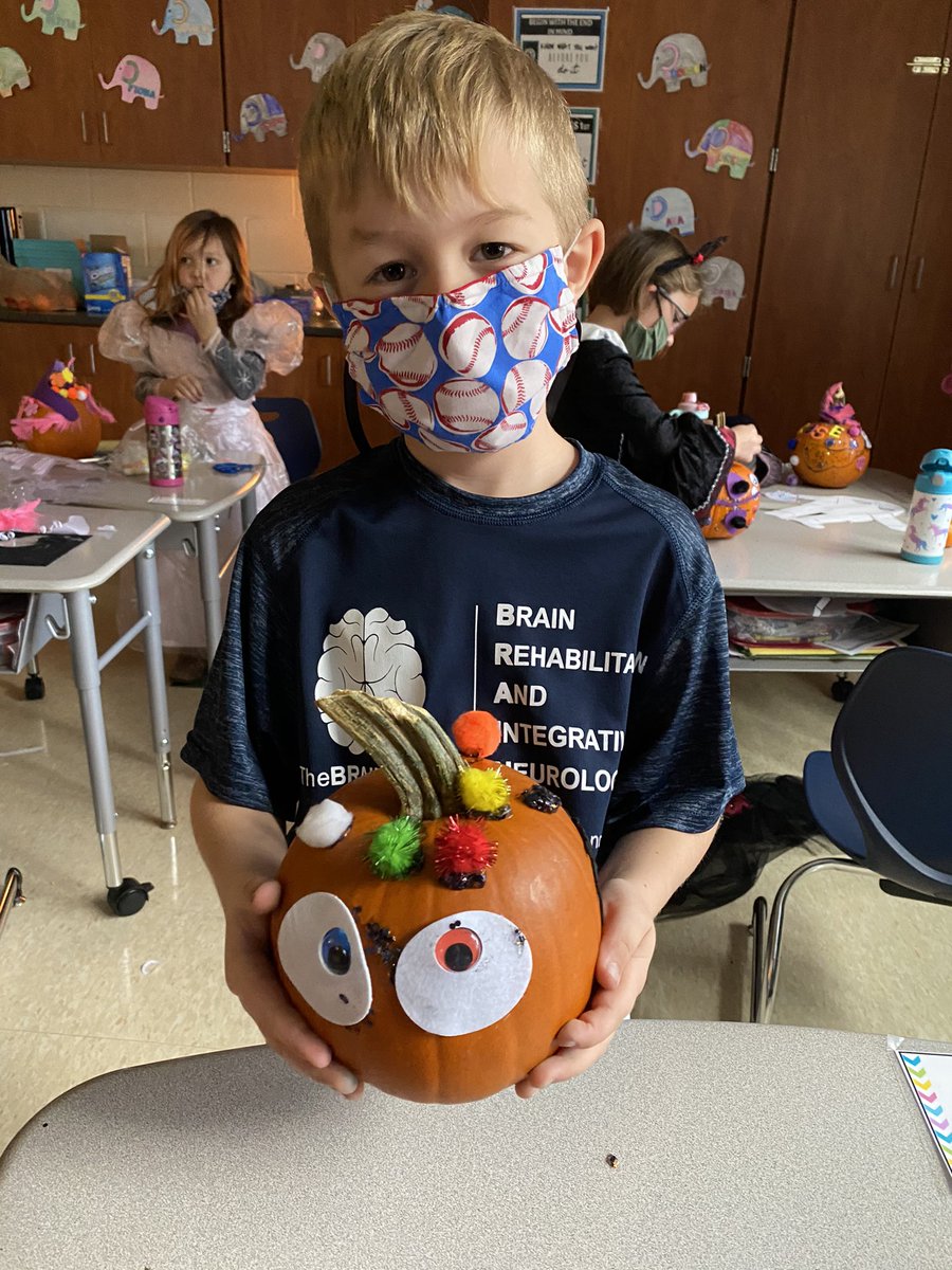 MocksClassRocks's tweet image. Look at these scary good pumpkin designs!