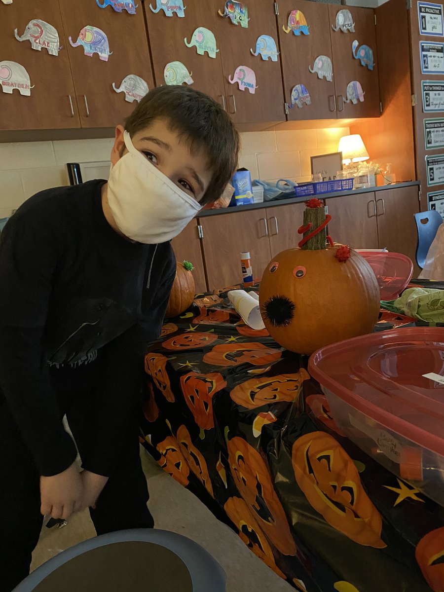 MocksClassRocks's tweet image. Look at these scary good pumpkin designs!