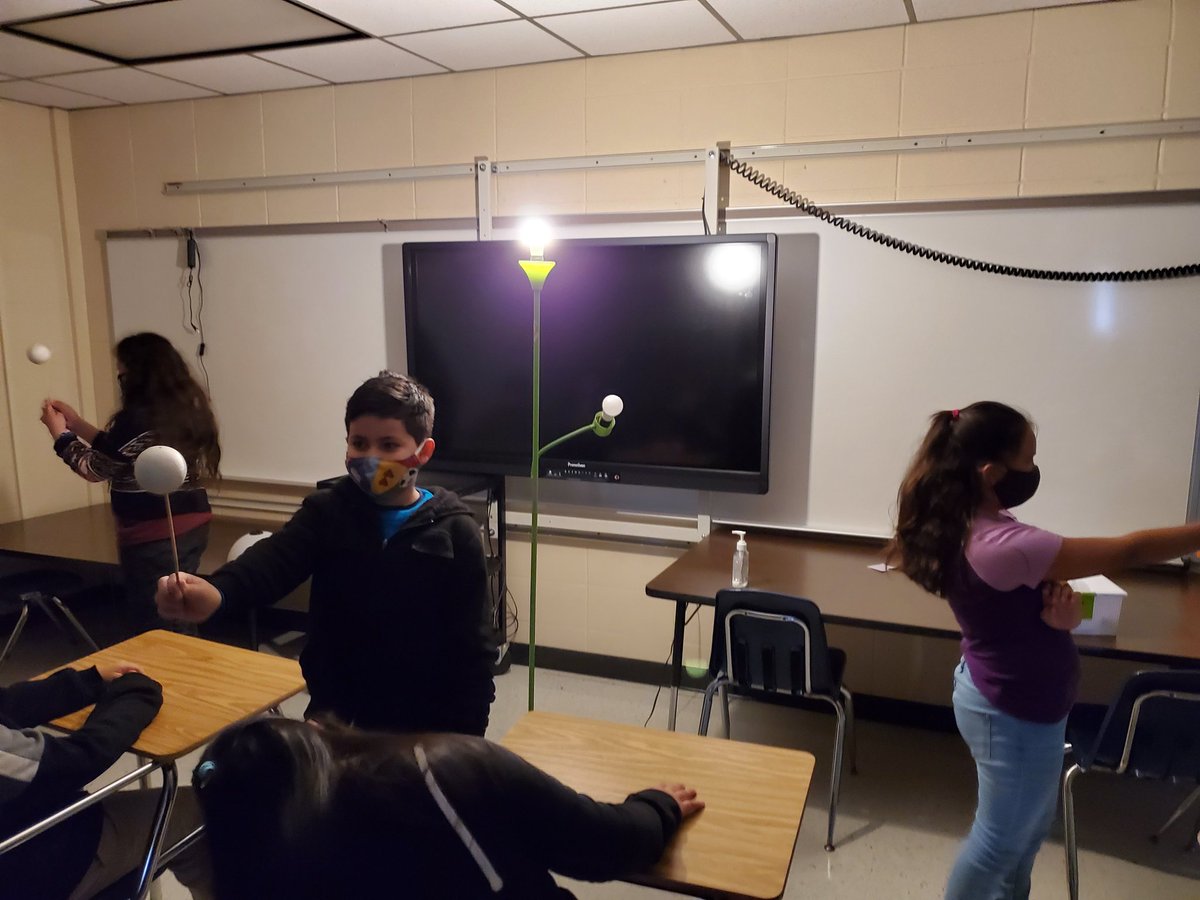 HerranInAldine's tweet photo. @AldineISD @ParkerESAldine @STARS_902 These kids 🌑 have been having 🌓 a blast with moon 🌕 phases, and today moon 🌗 got a whole lot tastier! 😋 #AldineAnywhere #PESPowerUp #sciencerules https://t.co/Qt8cM9eXYa