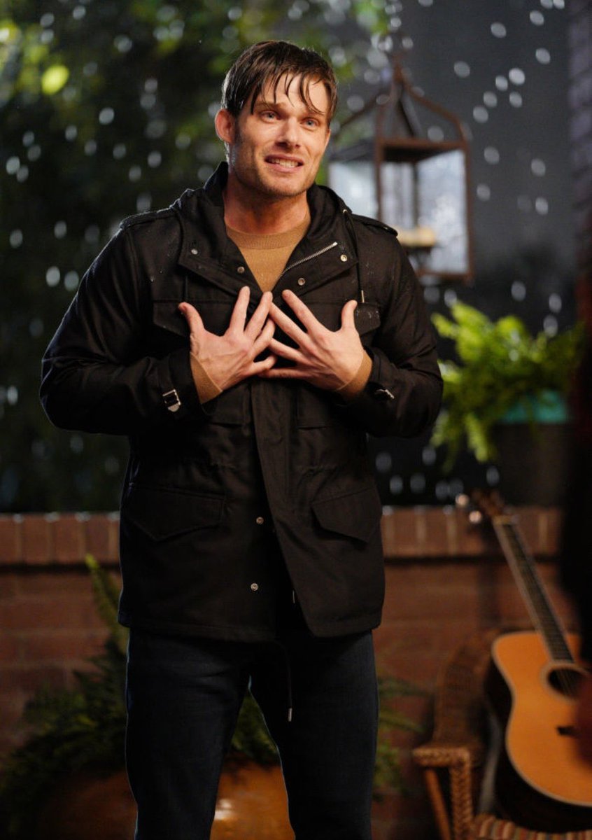 imaginate que este hombre esté parado en tu puerta diciéndote que lo haces querer escribir canciones bajo la lluvia y que está enamorado de vos no vivo para contarlo