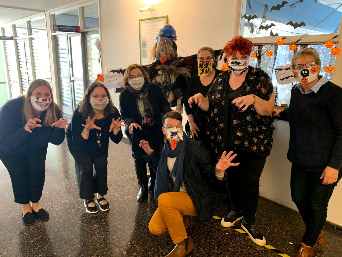 alianzaeduuy's tweet image. Hoy parte de nuestro equipo luce los barbijos diseñados por los alumnos AGP del #AccessProgram para el #HalloweenFaceMaskContest. 🎃 ¡Terribles monstruos!