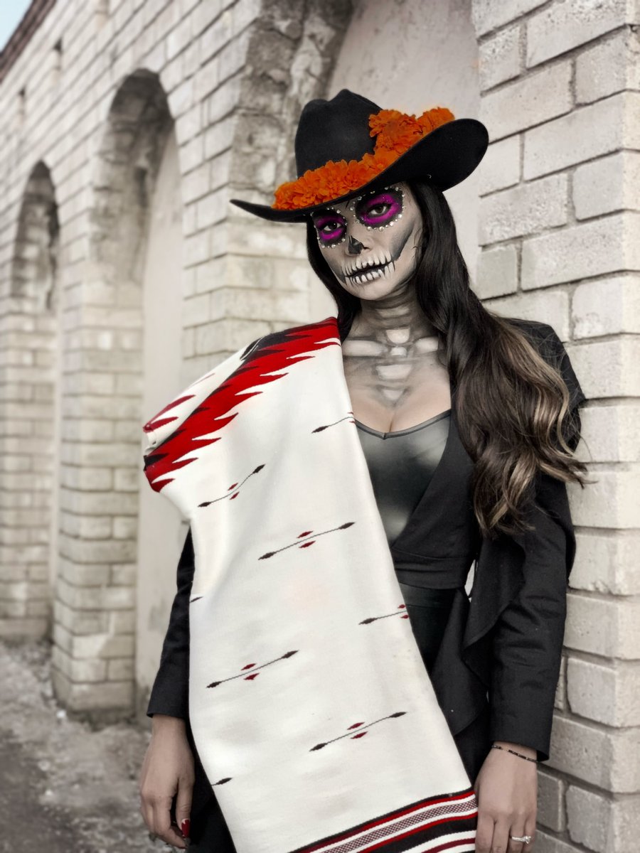 “ Tápame con tu rebozo, llorona!
Porque me muero de frío” 💀🎶