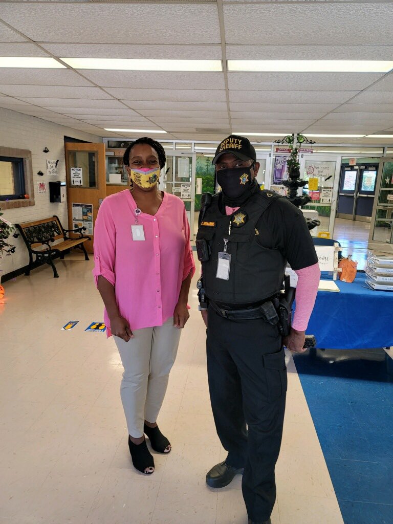 GreenviewElem's tweet photo. @RichlandOne #R1LetsWalkTogether #R1WalkforLife #R1PinkOut https://t.co/iGtHgXIO2F