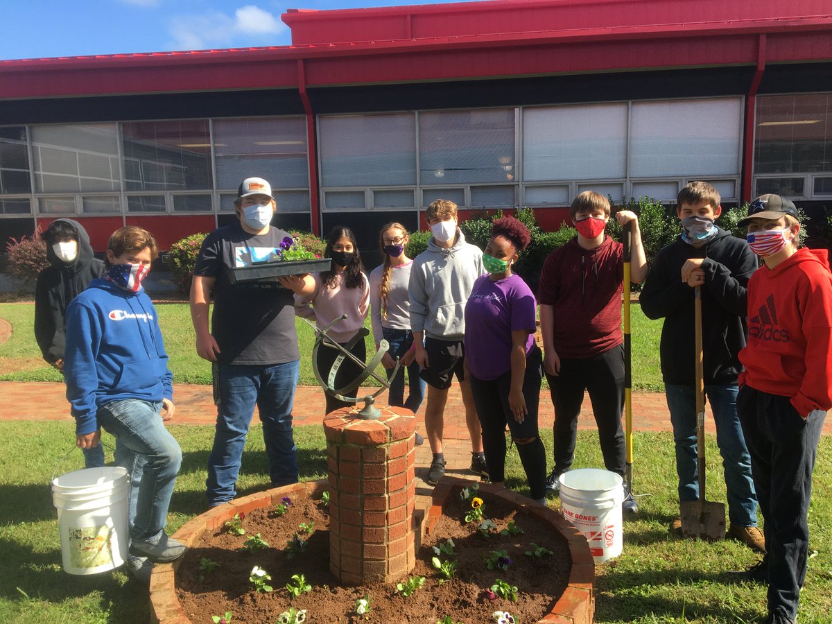 OvercashSeminar's tweet photo. A-Day.................., B-Day...................., serving in a good way......   #ThriveSRHS https://t.co/olRZ6joqGp