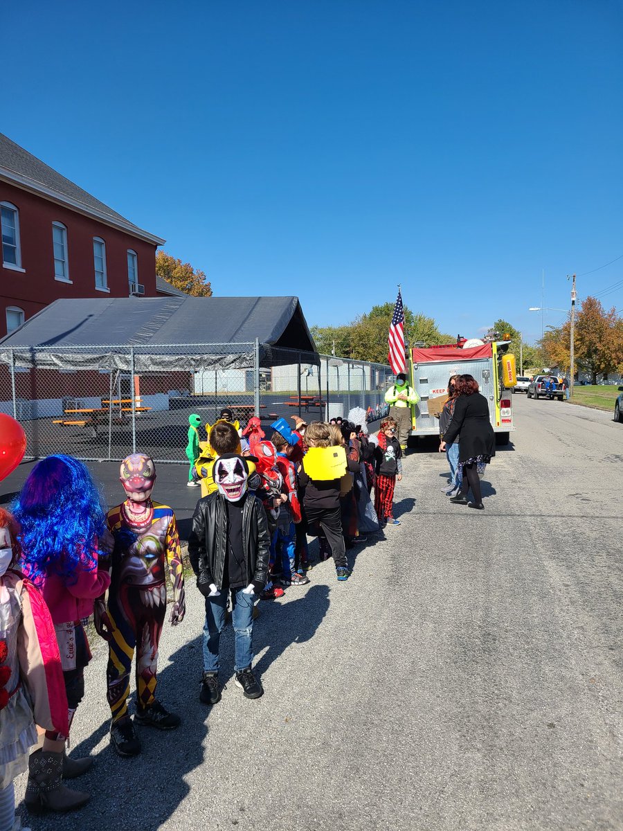 DrBrianBrink's tweet photo. A little bit of normalcy at the annual Tamaroa Grade School Halloween Parade! https://t.co/hGOgQuTtIX
