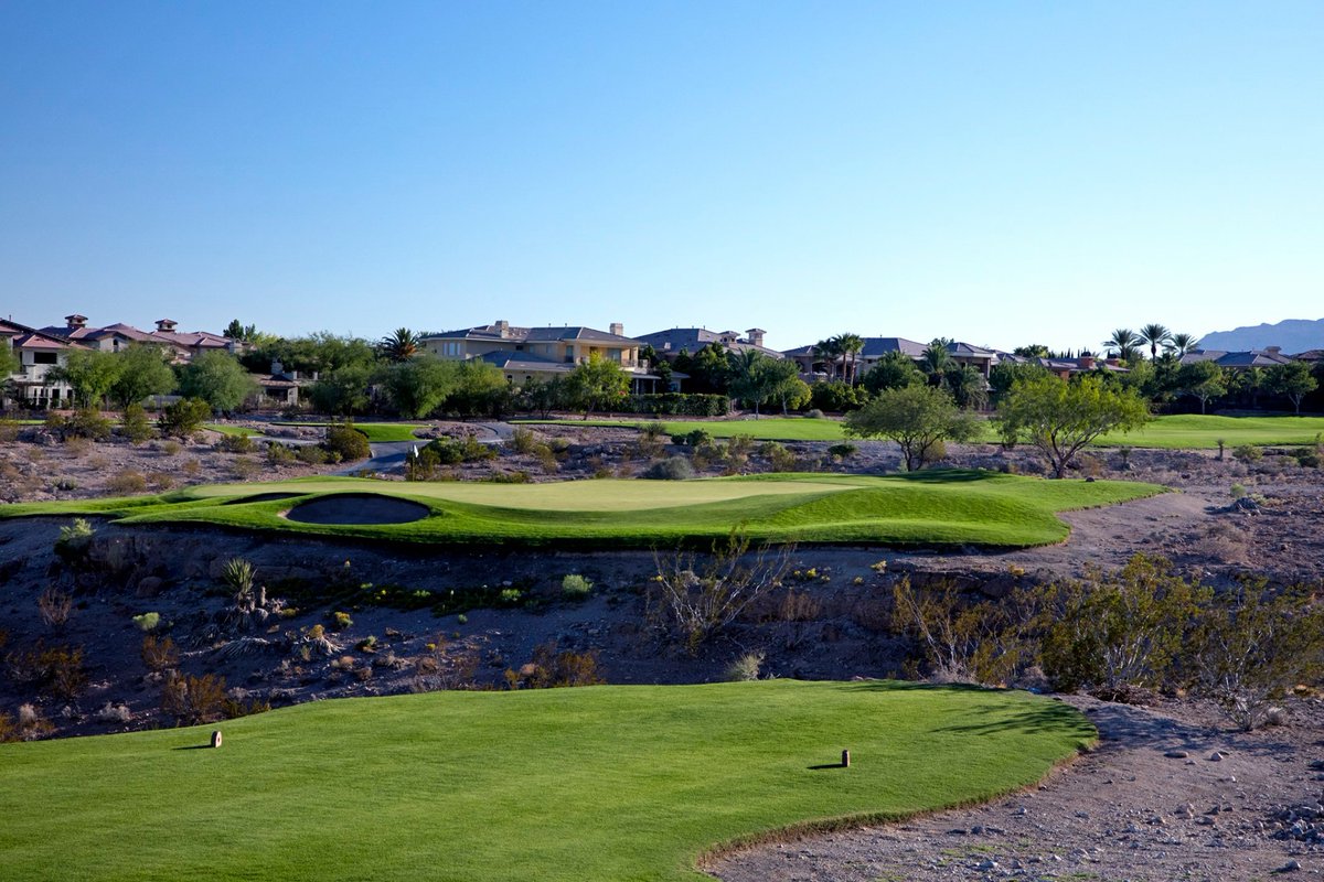 PlayTPC's tweet photo. TPC Las Vegas is a gem of a par-71, 7,104 yard championship golf course. In 1997, Hale Irwin hit a 5 iron into Hole #12, 134 yard par 3 in 50mph winds. #TPC40 #FridayFeeling https://t.co/9Ds9koyi3y