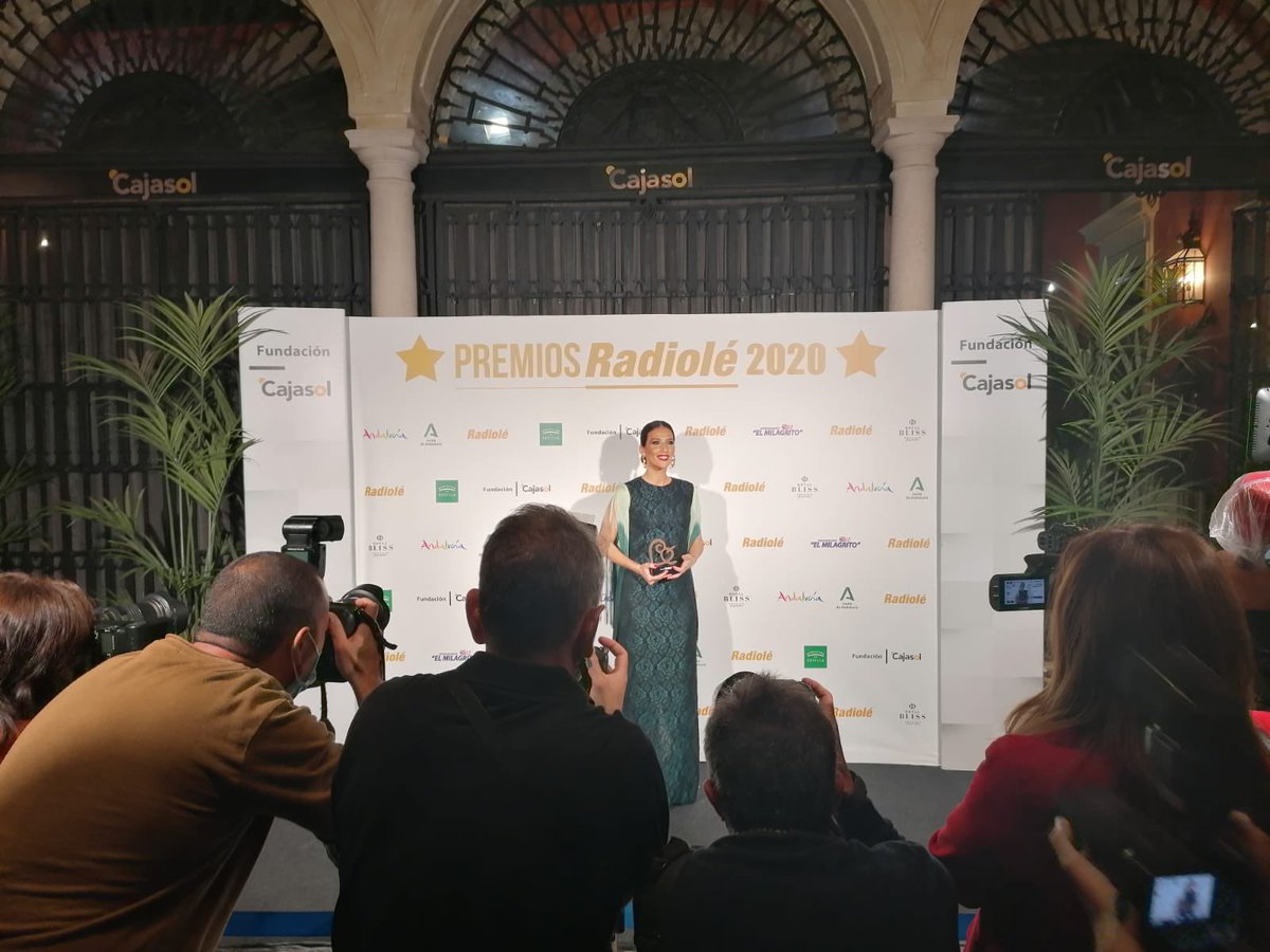 #PREMIOSRADIOLÉ🌟
La prensa recibe en nuestro photocall a La Flaka (<a href="/laflakaoficial/">La Flaka</a>).