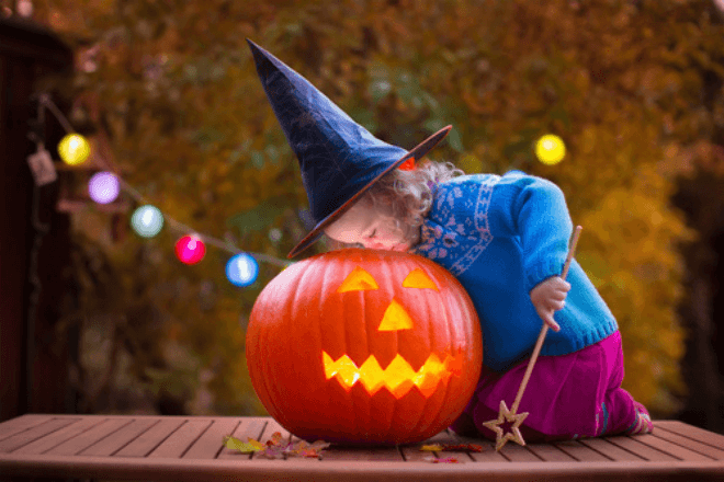 Op 31 oktober is het #Halloween. Zoek je #inspiratie om er met de kinderen thuis een spookachtig sfeertje van te maken? Bekijk dan onze 21 tips voor #griezelige #activiteiten #thuis! >bit.ly/3kKK6Yn
