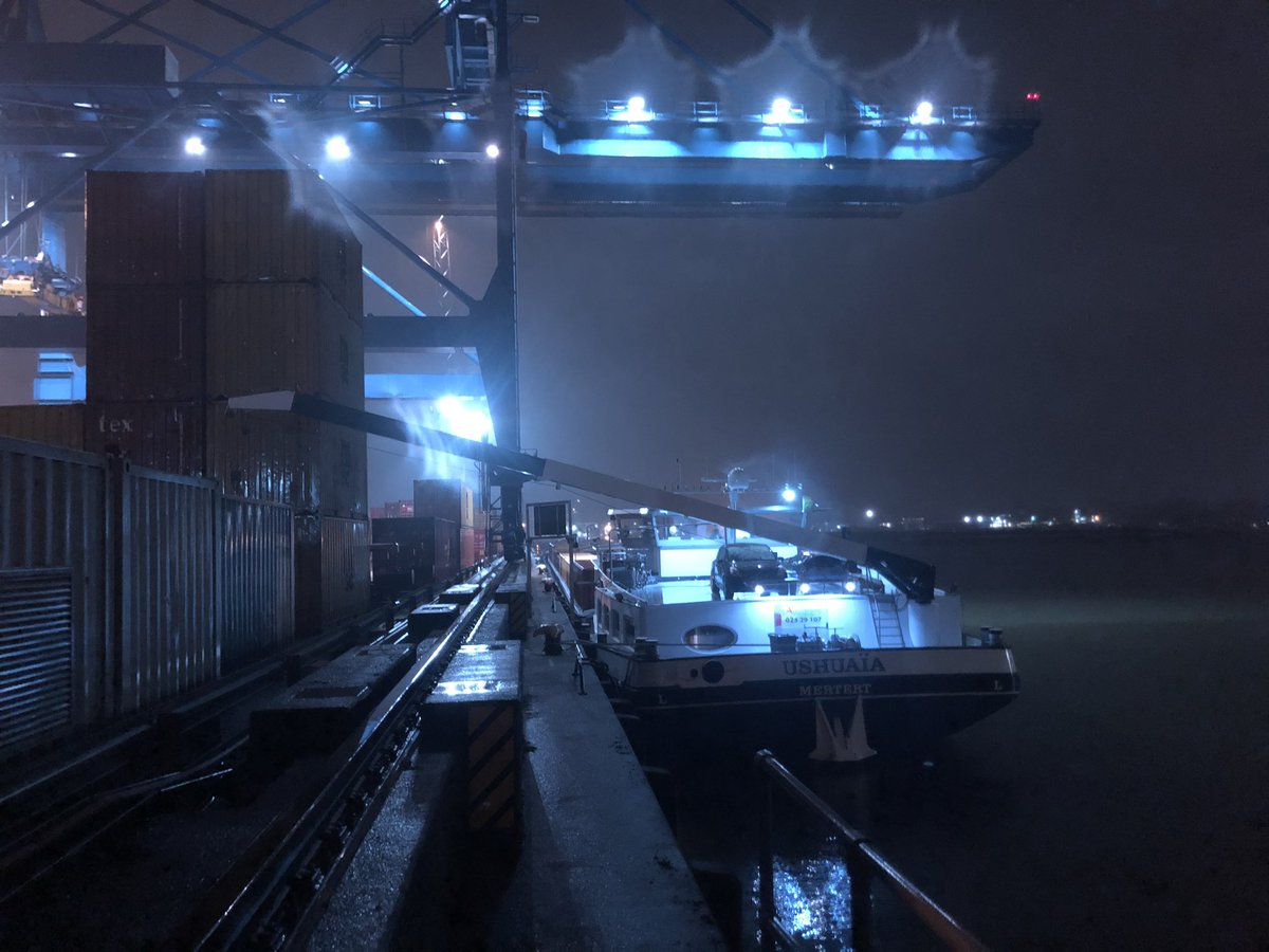 dave_ushuaia's tweet photo. #mijnweekin4fotos #msushuaia #binnenvaart #tanken #waalhaventerminal #transafe #hamsterenvoorgevorderen oftewel #binnenvaartboodschappen https://t.co/e3uOowwjxo