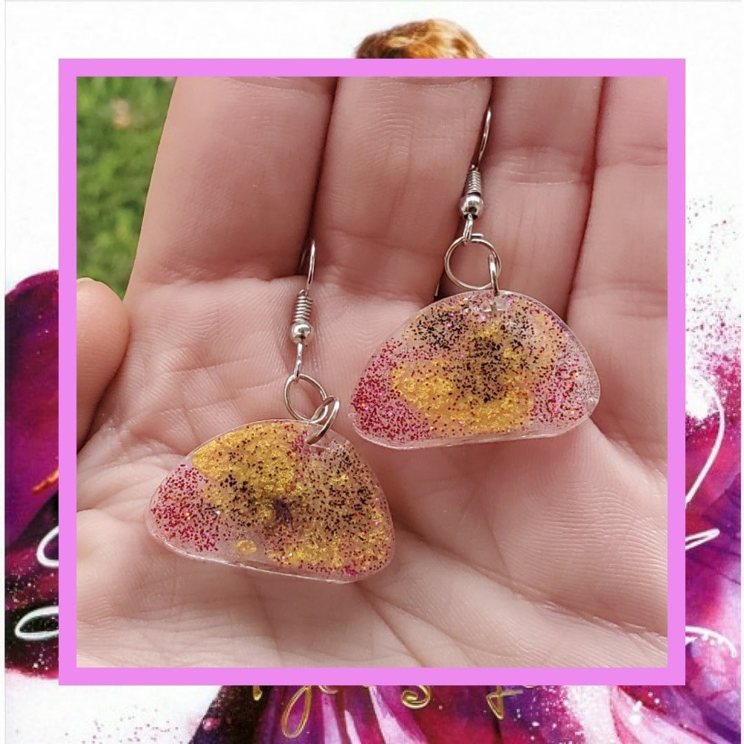 . @SaffHalfDesigns  http://saffandahalf.etsy.com  creates resin crafted earrings that are inspired by Taylor Swift albums and songs! Look at those debut-inspired ones 