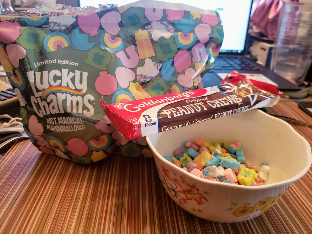 Food_Scientists's tweet photo. Did Danny actually treat us to something good? https://t.co/97qEn0Mz0A
#fspod #food #comedy #podcast #cereal #trickortreat https://t.co/ywqyePMit1