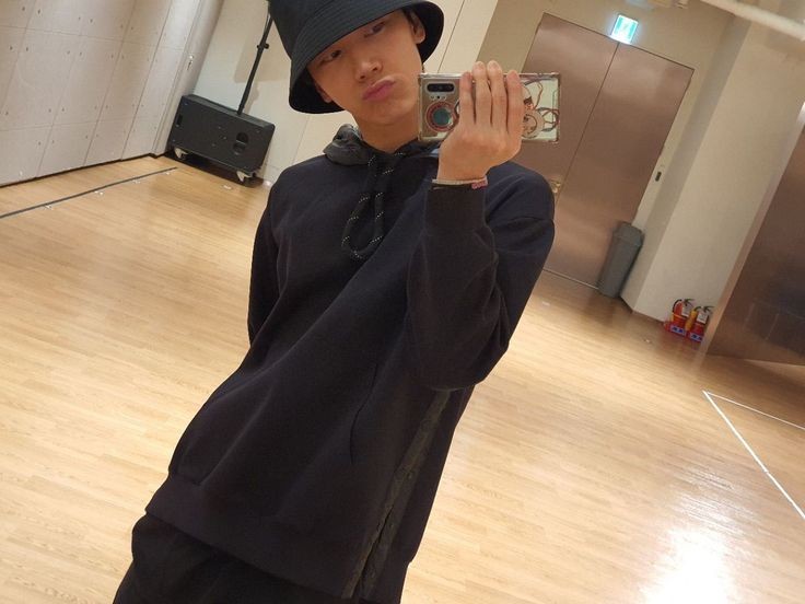 rpsuperm's tweet photo. [ #TEN ] Roi, spermies, né? Como vocês estão? Faz um tempinho que eu não apareço por aqui. Eu e os meninos estamos ensaiando bastante para que tudo saia bem nos nossos próximos shows. Eu tirei uma foto antes de ensaiar ontem, para compartilhar com vocês~~ https://t.co/Bv3SCIJZOh