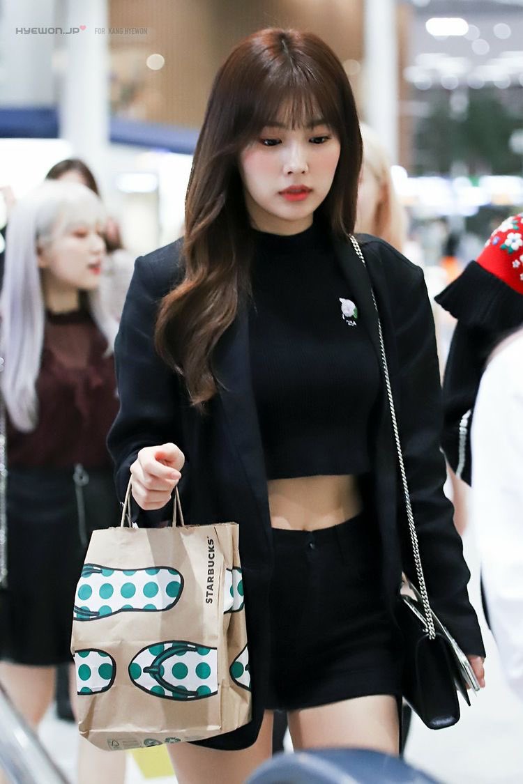 one of these airport outfits has to go  #MAMAVOTE  #IZONE  @official_izone