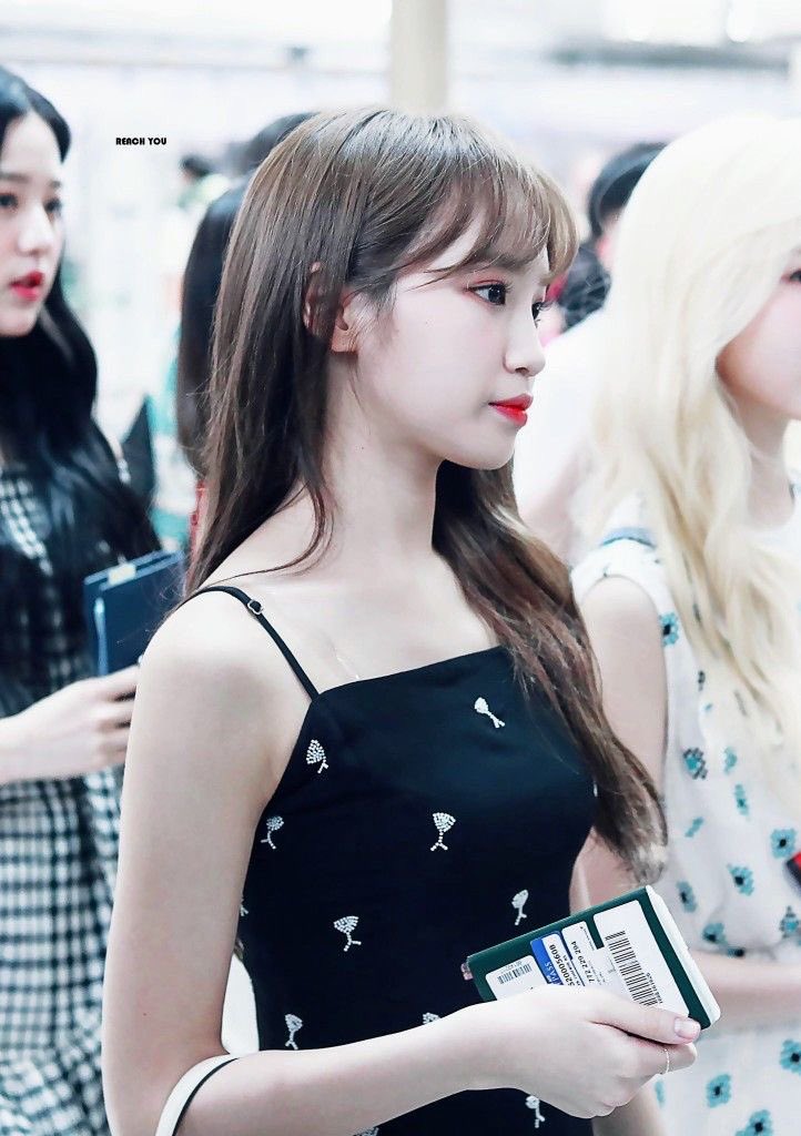 one of these airport outfits has to go  #MAMAVOTE  #IZONE  @official_izone