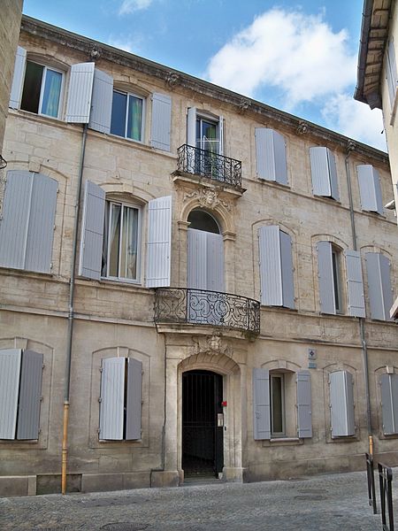 Hôtel à Beaucaire (Gard). La façade sur rue doit son caractère aux menuiseries à petits carreaux de ses fenêtres, à sa porte d'entrée décorée à sa clé d'une tête d'Hercule cravatée de la peau de lion, à la f... #Patrimoine #MonumentHistorique 👉 https://t.co/BO35U554Hl https://t.co/mWr26uRFWw