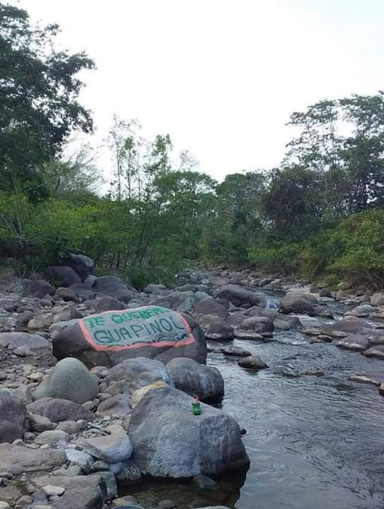 Hace 2 años el campamento Guapinol  fue violentamente desalojado por militares  fuertemente armados, la orden vino d un juez al servicio de la minera, hoy los compañeros continúan defendiendo el área protegida y los ríos..la lucha sigue

#GuapinolResiste 
Honduras