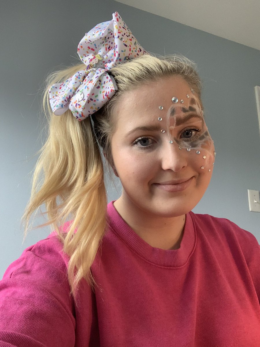 MsEStark's tweet photo. Virtually meeting with my practicum classroom on a Friday before Halloween means.... “Costume Day!” Can anyone guess who I am?! https://t.co/VuVKDBJb2N