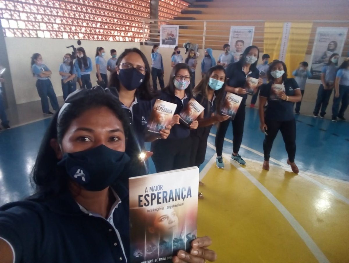madsonsants's tweet photo. Hoje fizemos a entrega dos livros do #ImpactoEsperança  para cada aluno e os desafiamos a entrega um livro pra uma pessoa especial cada aluno orou pelo seu livro.
#FaçaDoSeuJeito #AAmaR #UNoB 
@prertonkohler @PrSergioAlan @WiglifeSaraiva @DalneyReis @Vanders96558588 https://t.co/2ZKR37Aciw