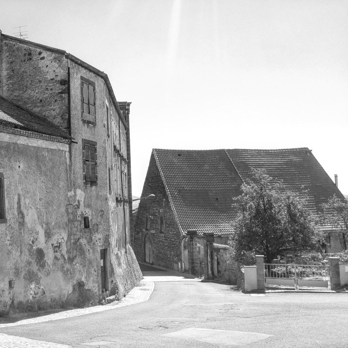 LA ROCHE BLANCHE GERGOVIE. QUELLE DECEPTION !!
le conseil municipal de #larocheblanche a décidé avec précipitation de laissé vendre ce bâtiment du #patrimoine du centre bourg de #gergovie à côté du #chateau. Espérons qu'aucune construction neuve ne viendra sur ce terrain ! https://t.co/qNH2e087nB