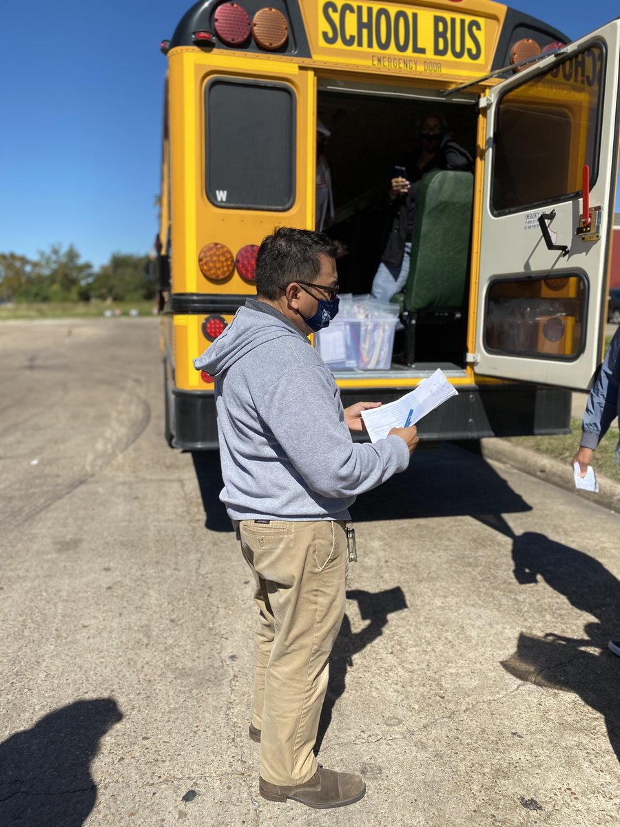 Mr_CWalker's tweet photo. @DrewAcademy are hitting the streets to day getting out supplies and resources to our scholars.  #lookingforbadgers #LeadershipStartsHere @lmamerson https://t.co/ntErbraM3H