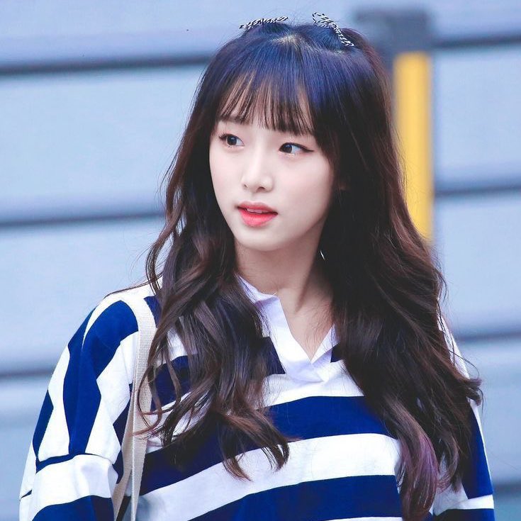 one yena hair color has to go  #MAMAVOTE  #IZONE  @official_izone