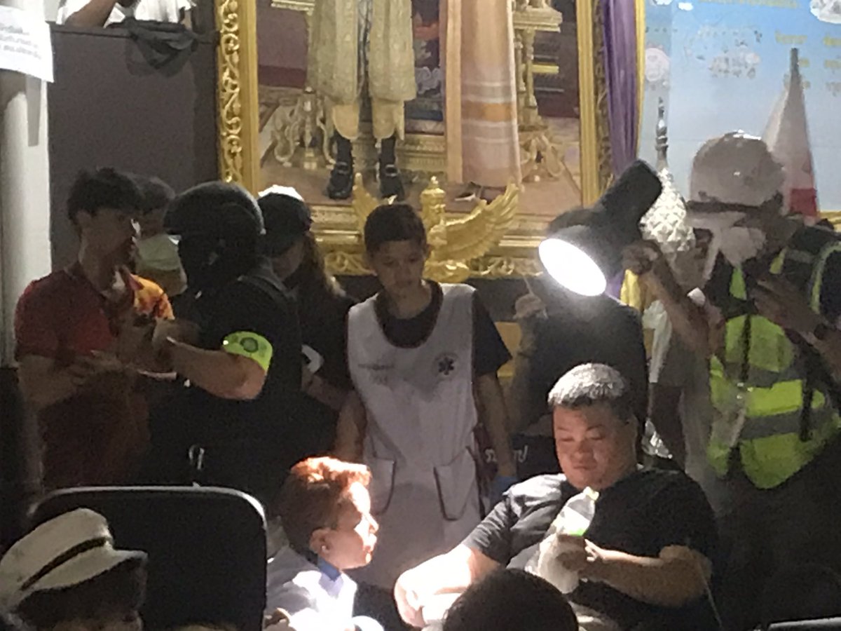 พยาบาลอาสาฯ กล่าวว่าเพนกวินขณะนี้มีอาการปวดบวมทั้งศรีษะ ไหล่ และแขนด้านขวา ฝ่าเท้ามีสะเก็ดเศษแก้วฝังอยู่เกือบ 20 ชิ้น ในศรีษะเกือบ 100 ชิ้น ในหูเกือบ 7 ชิ้น พยาบาลนำเศษแก้วออกบ้างแล้วแต่ยังไม่หมด พยาบาลกล่าวว่าเพนกวินควรได้รับการรักษาในโรงพยาบาล #ม็อบ30ตุลา https://t.co/wqyKQkS4nC