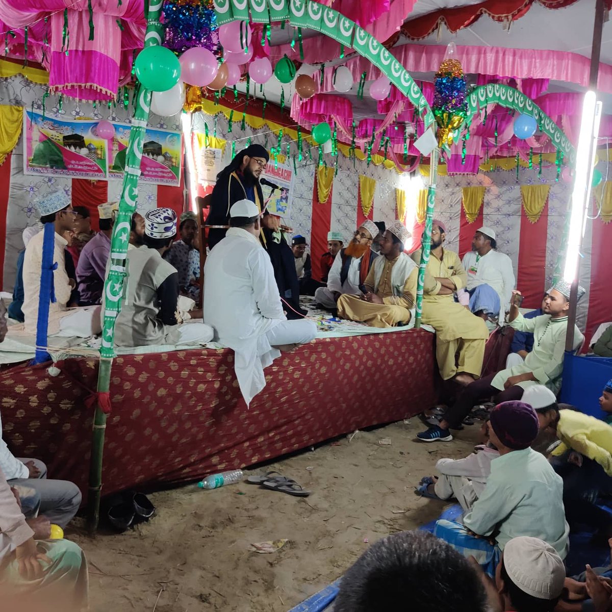 MlaNaushad's tweet photo. ठाकुरगंज- डांगीगच्छ में जश्न ए ईद मिलादुन्नबी के मौके पर एक रोजा उर्स का आयोजन किया गया जिसमें ठाकुरगंज विधायक नौशाद आलम साहब भी शिरकत किए। #Admin https://t.co/uKJ4Rbrckh