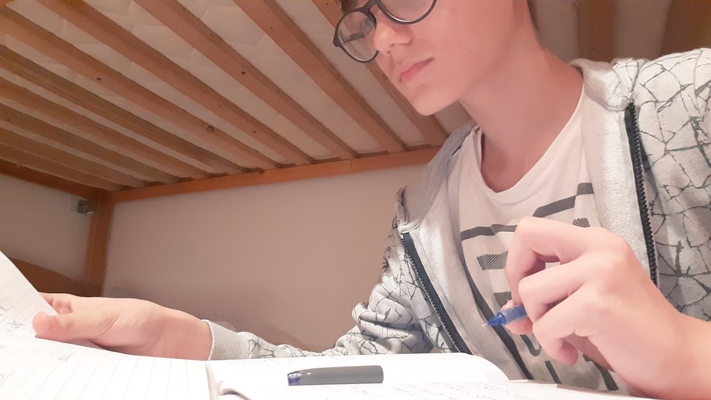 MocanuAndreiVi1's tweet image. Plictisit cu scrisul
#scris