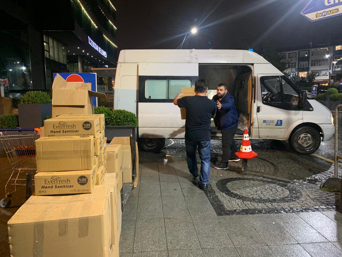 hilmiturkmen34's tweet photo. İzmir Belediyesi, AFAD, Kızılay, komşu belediyeler, dernek, vakıf, STK’larımız ve devletimiz tüm gücüyle deprem bölgesinde, milletimizin yanında.

Biz de Üsküdar’dan acil ilk yardım malzemeleri ve GEA arama kurtarma timiyle yola çıktık. Bir ve beraberiz, milletimizin emrindeyiz. https://t.co/yG34L1F19t