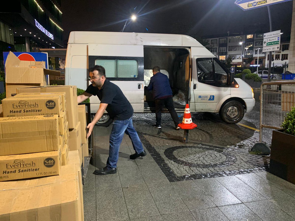 hilmiturkmen34's tweet photo. İzmir Belediyesi, AFAD, Kızılay, komşu belediyeler, dernek, vakıf, STK’larımız ve devletimiz tüm gücüyle deprem bölgesinde, milletimizin yanında.

Biz de Üsküdar’dan acil ilk yardım malzemeleri ve GEA arama kurtarma timiyle yola çıktık. Bir ve beraberiz, milletimizin emrindeyiz. https://t.co/yG34L1F19t