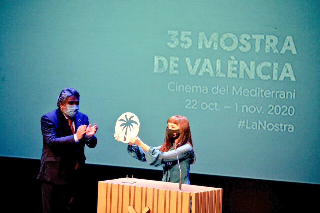 La actriz, directora y guionista portuguesa @mariademedeiros ha recibido, de manos del ministro de @culturagob @jmrdezuribes, la 'Palmera de Honor' de la 35 @lamostravlc, Festival de Cine del Mediterráneo de Valencia, que ha celebrado su clausura en @La_Rambleta
#CulturaSegura https://t.co/j0Her6zGQo