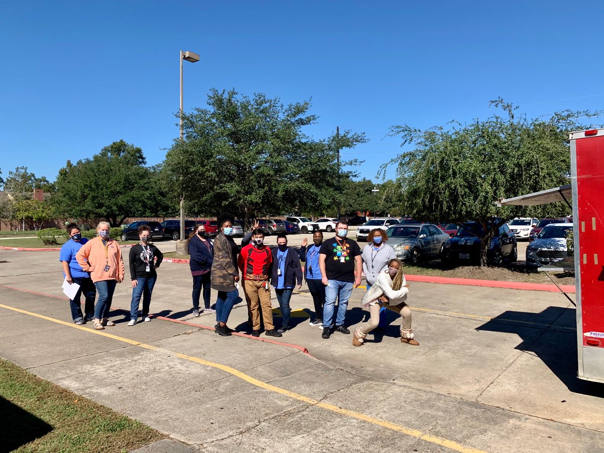 HumbleISD_AMS's tweet photo. We may have gotten the idea from @HumbleISD_CE but hey... why not?! 😉 Brilliant idea 💡 and our staff LOVED it! Sooooooo GOOD!! Happy Friday! 🐟#EveryoneIsHappy #LightTheWay #AtascaTigers https://t.co/MMgdSmnQot