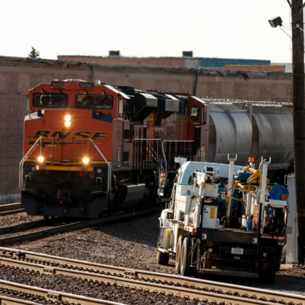 A southeast bound BNSF train approaches the UP-BNSF Diamond Rail crossing in Rochelle Illinois  #aubreys_adventures  #aubrey_and_toms_travels  #tomdphotos.com  #todays_photo  #rochelleillinois #bnsf  #rochellerailroadpark