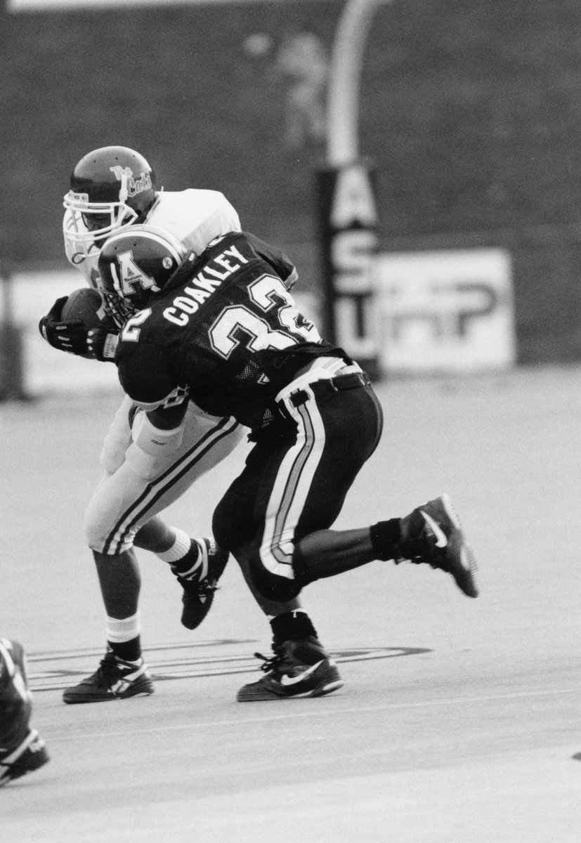 SoConSports's tweet photo. 𝐃𝐞𝐱𝐭𝐞𝐫 𝐂𝐨𝐚𝐤𝐥𝐞𝐲, #SoConHOF Class of '11. (@AppState_FB)

2️⃣-time recipient of the Buck Buchanan Award
3️⃣-time SoCon Defensive Player of the Year
1993 SoCon Freshman of the Year

#HOFFridays | #SoConFB

More about Coakley➡️ https://t.co/XuEXAcidoi https://t.co/GMO35svNJ6