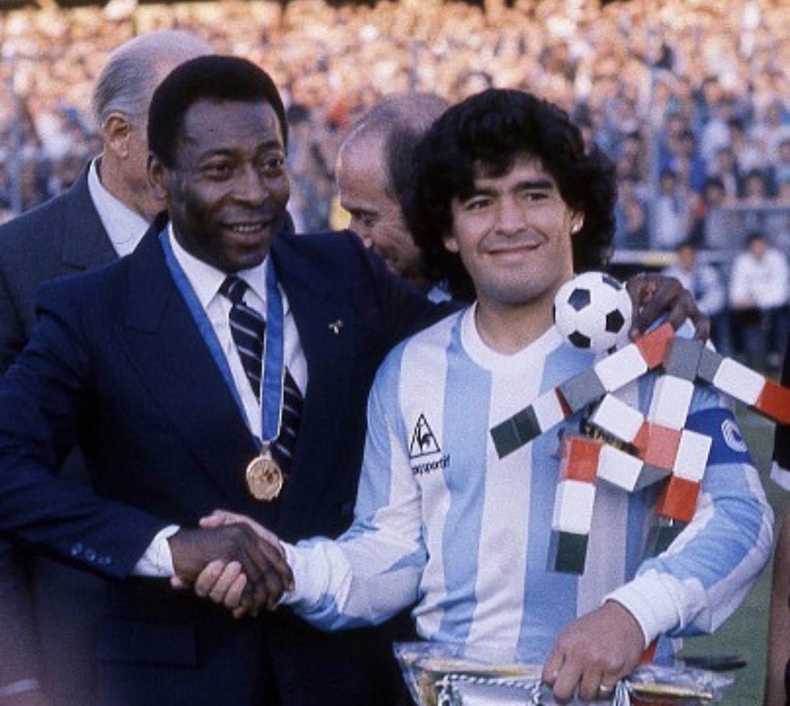 BrennoBeretta's tweet photo. A única coincidência é que fazem aniversário em Outubro... porque o #Pelé é incomparável ! #Maradona foi craque, mas nenhum outro jogador no Mundo, atuou como o Rei 👑, tanto no #Santos, quanto na #Seleção 🇧🇷. #Maradona60 #Pele80 https://t.co/PQhiH8j8LX