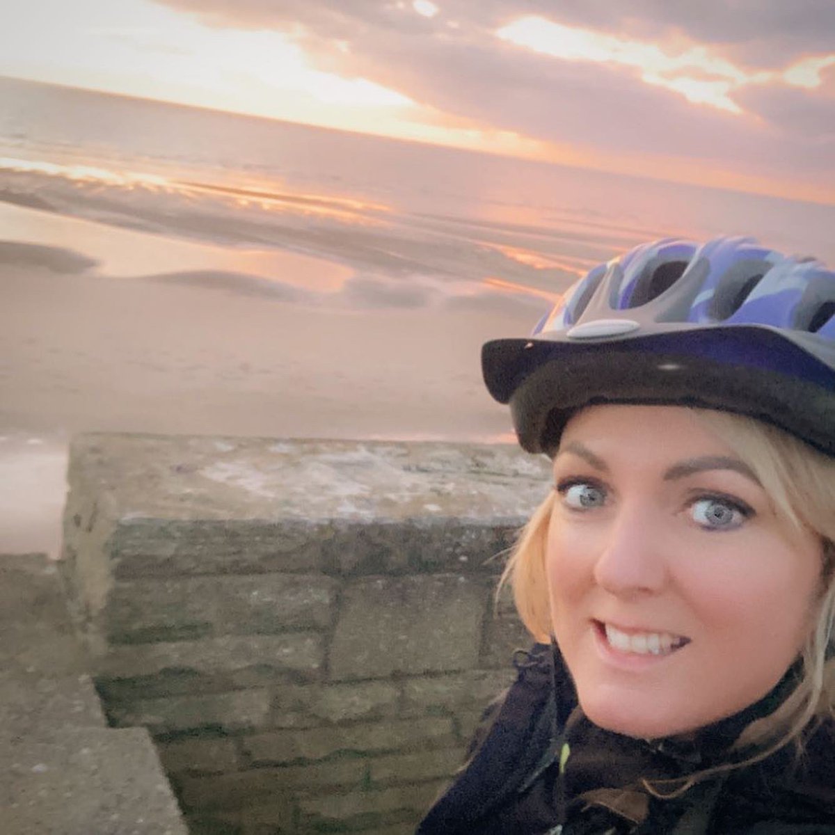 v_mooney1's tweet photo. Iβve turned into the type of person that takes a picture of her bike!! Sorry everyone π¬ π #sunsetcycle https://t.co/okNhUWfYvJ