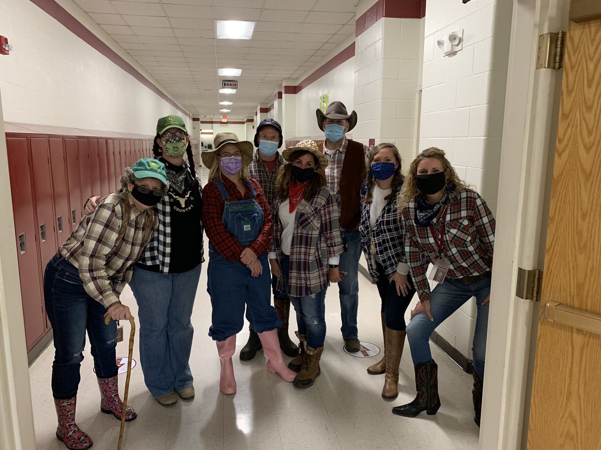 AAGatesPBCS's tweet photo. The 5th and 6th grade team hope ya’ll have a Happy Halloween! #ProudtobePB https://t.co/wHhVux94zS