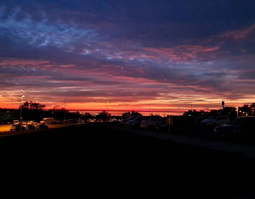 UniTrieste's tweet photo. Tramonti spettacolari in UniTS: stasera la natura non ha proprio bisogno di filtri.

[foto IG annie_zappone]
#sunsetunits https://t.co/XQgb4XrdI4