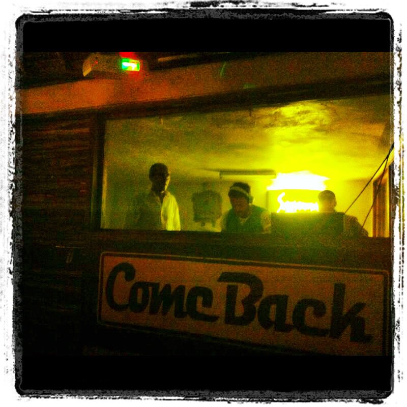 ChriSantillo's tweet photo. Quando tutti a Watamu credevano che ero uno dei più forti DJ d’Italia.. ho suonato al Come Back... a capodanno 2012...locale strapieno..ma non sono mai stato un DJ...  #dj #watamu #africa #kenya #musica #film #follia #perfortunanonhospentolamusica #capodanno #music #djmix #matto https://t.co/anrnAcmvkq