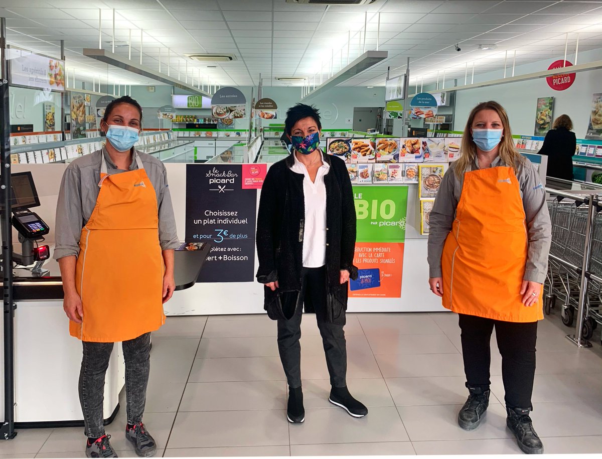 1er jour du #ConfinementActe2 : notre pdg <a href="/CathyCollart/">Cathy Collart Geiger</a> aujourd'hui sur le terrain auprès de nos équipes (ici au magasin de St-Amand-Les-Eaux dans le département du Nord, avec Audrey et Rachel). La proximité (même distanciée) et la solidarité seront toujours de règle chez nous !