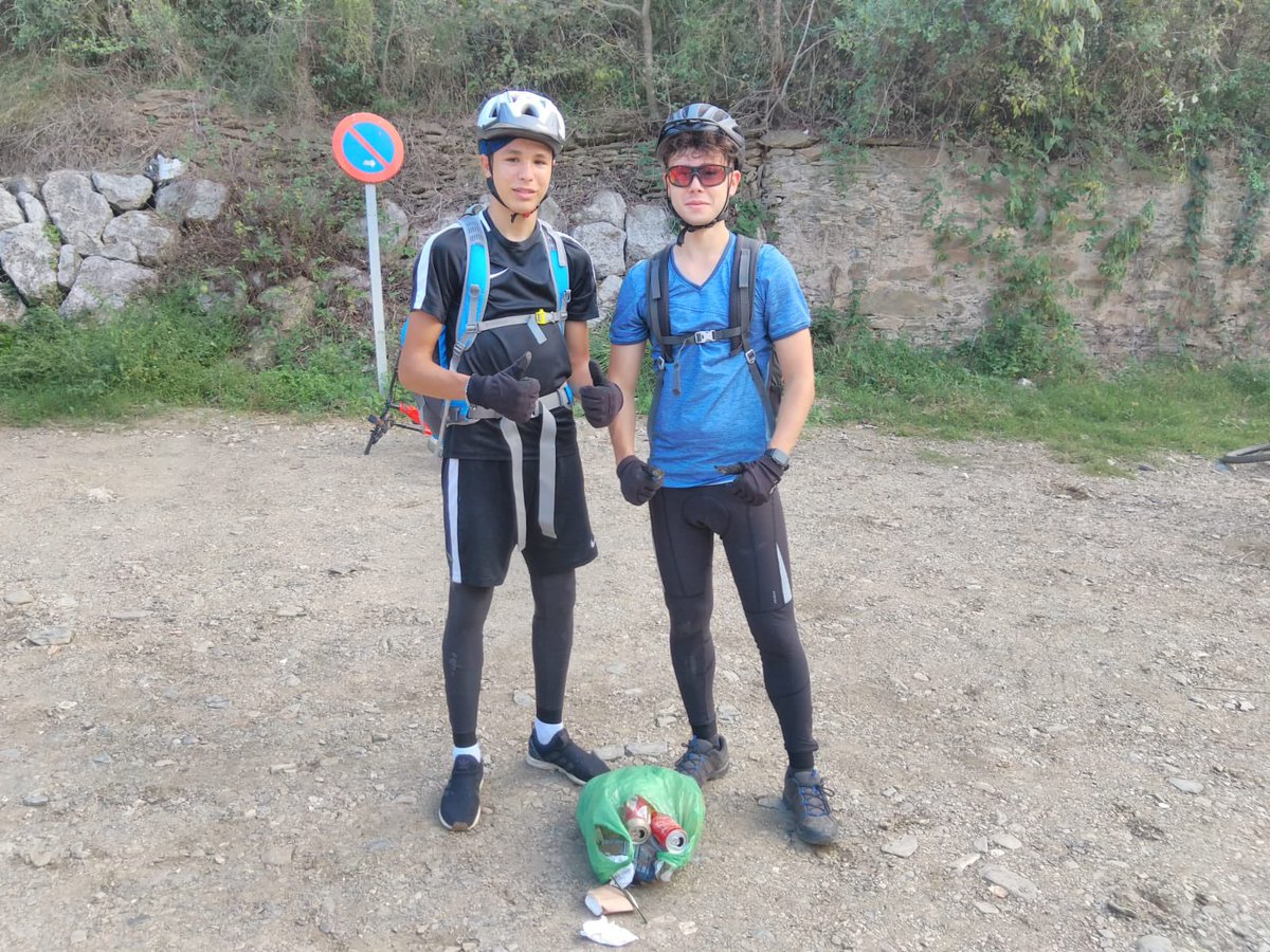Inslessalines's tweet photo. L'alumnat de CAFEMN fent una activitat de plogging a la Riera de Sant Climent. Escoles verdes #escolesverdes #inslessalines #ajelprat https://t.co/ljKgW8iVKR
