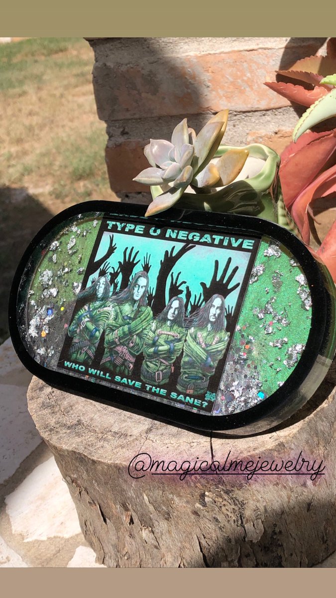 MagicalMeonEtsy's tweet photo. Lots of new goodies in the works! 

🎄CHRISTMAS🎄 is just around the corner, and what’s more special than giving someone you care about a cool, handmade quirky gift? 🥰 Link to shop in my Bio! 🖤

#handmade #resinart #tray #oneofakind #customizedgifts #etsy #shopsmall #giftideas https://t.co/WPhEWxw1R6