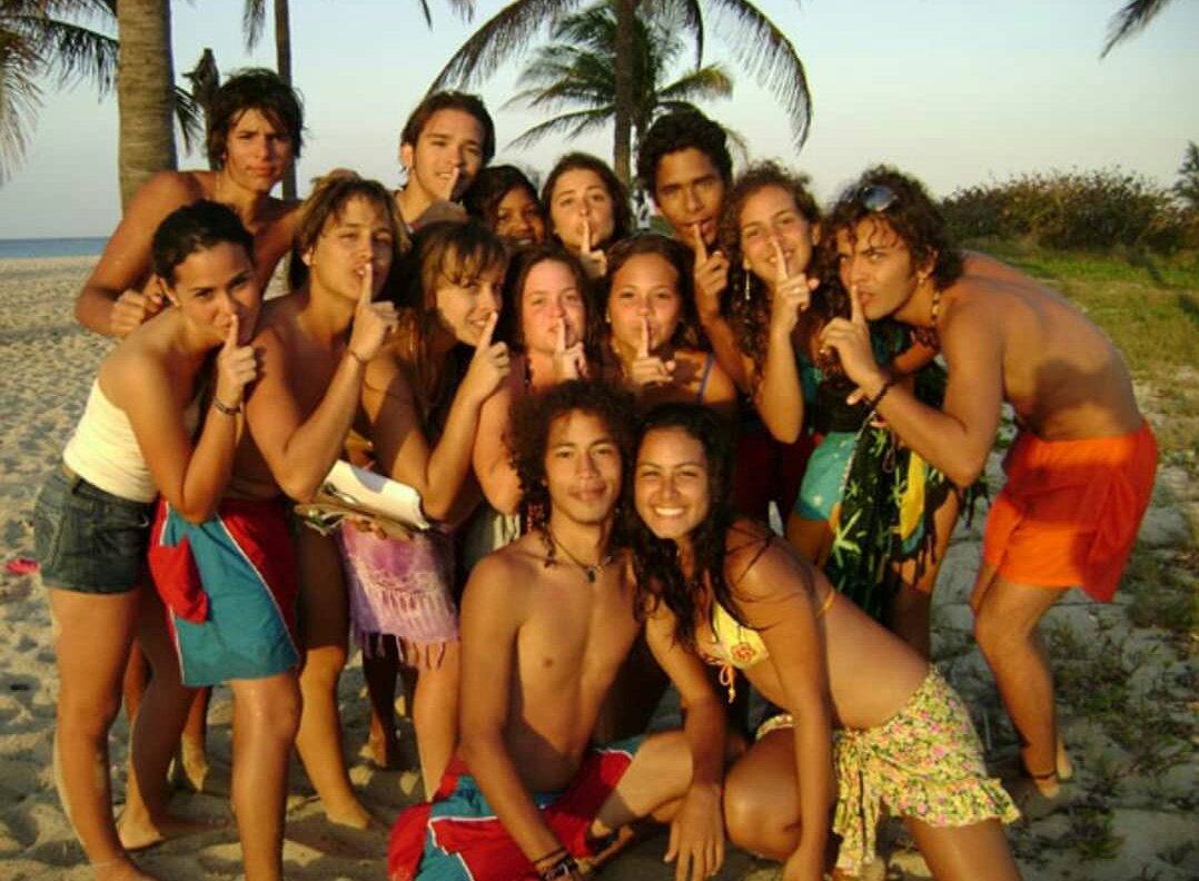 Ahora todo el mundo es fanático a Friends,pero que no se les olvide que cuando escuchaban :"hay una flor q vive en ti,un esencia que creció"... se volvían locos y si se sabían el rap eran los putos amos 😂✌