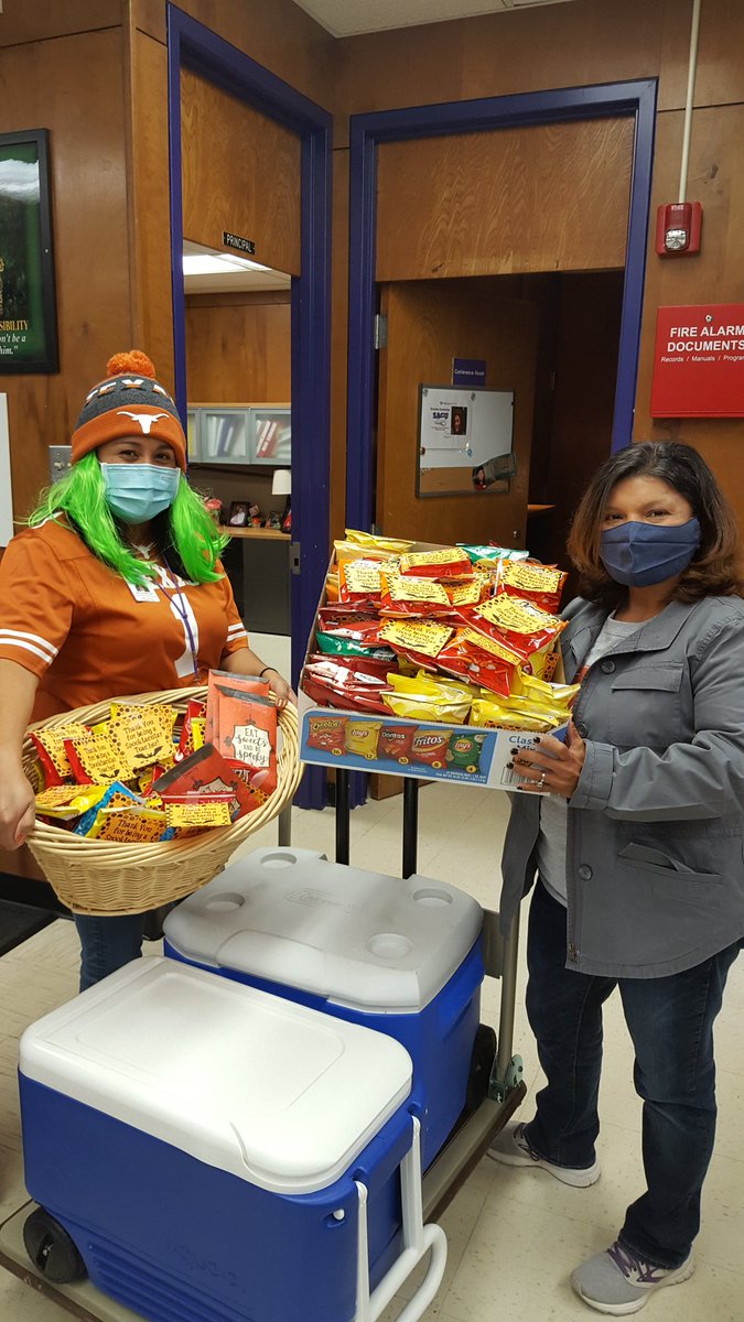 MarquezEducator's tweet photo. Staff Appreciation Day our Admin mobile snack bar was a great success with our staff today.  @ElSunsetValley https://t.co/XkA1RkR53k