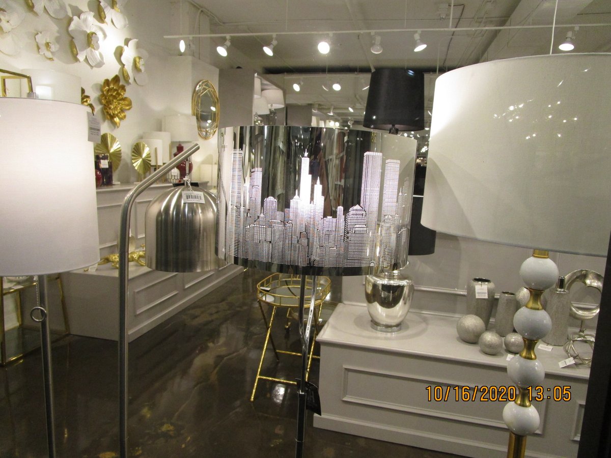 Shared from Photos app
1 photo
 I fell in love with this city skyline lamp! ❤️
#highpointmarket