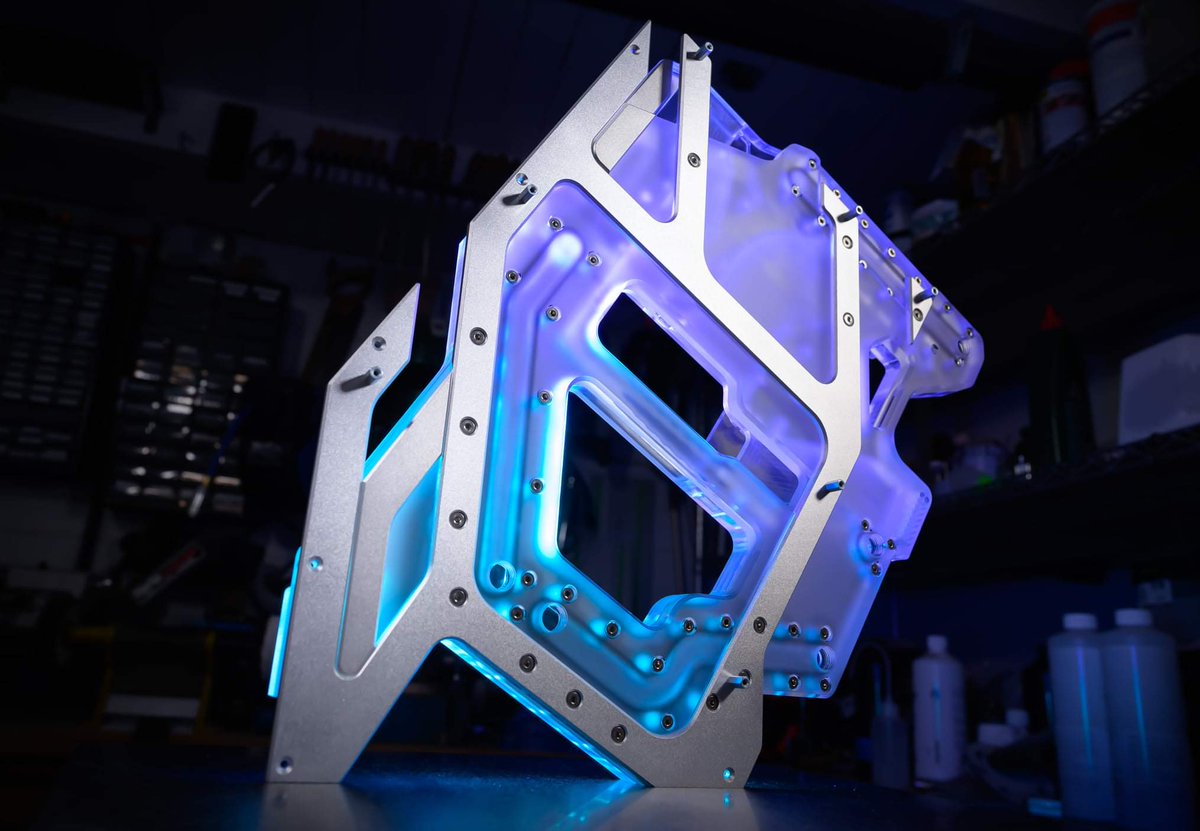 EnviousMods's tweet photo. Alex from @bittech does some stunning work! This motherboard distro combo is killer!
#praetexdesign #scratchbuilt #enviousmods #pcmodding https://t.co/MNjiIEmMtC