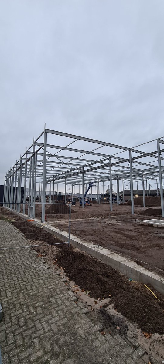 Deze week de bovenliggers gemonteerd. Nieuwbouw Ter Horst MetaalTechniek #terhorst-metaaltechniek.com