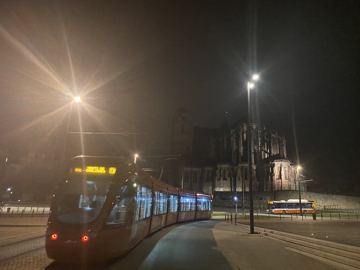 Photo traditionnelle #lemans, pour vous souhaiter un week-end paisible... Nos pensées pour les soignants. @sarthefr @ofcourselemans @CHLeMans @lemainelibre @OuestFrance72 https://t.co/5wIOR9cqaQ